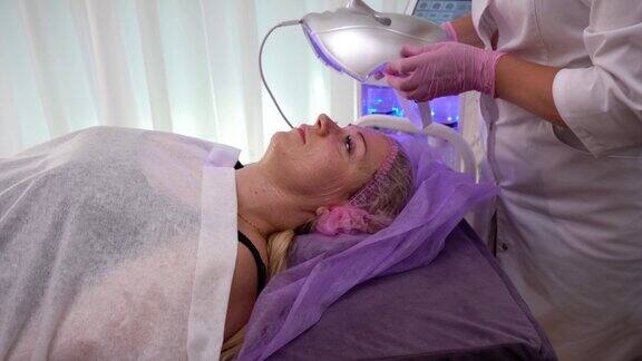 美容师取下led面膜皮肤护理年轻化程序