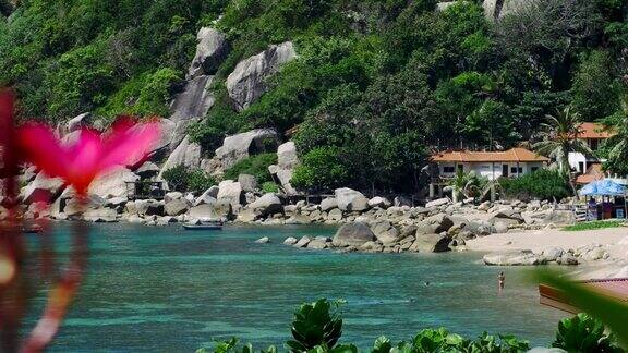热带海滩游客们在碧蓝的海水中浮潜Koh道、泰国