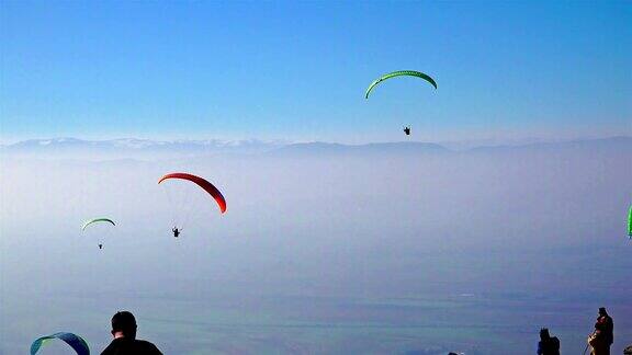 在滑翔伞极限运动比赛中滑翔伞飞越令人惊叹的山脉