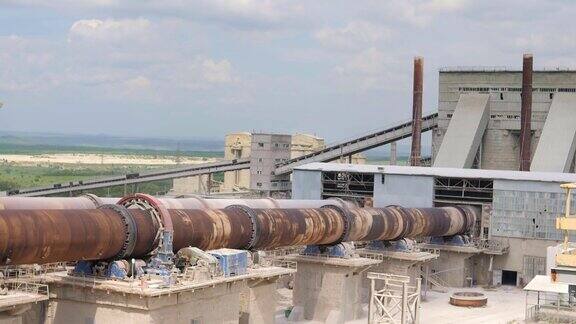 工业水泥加工设备工厂有旋转炉设备在电炉中工作回转窑(RKF)水泥厂的焙烧回转窑