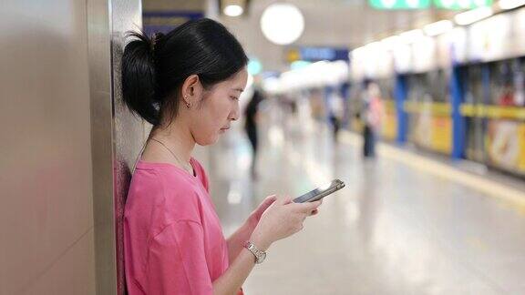 特写亚洲中年妇女使用智能手机与人工智能聊天机器人聊天