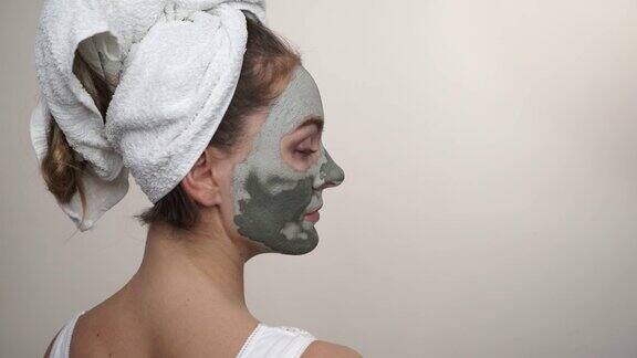 脸上戴着绿色粘土泥面膜的女人4K