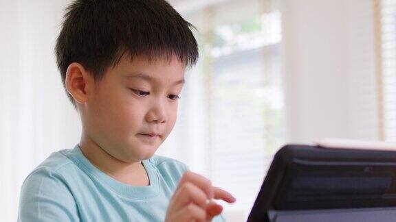 孩子们享受周末的活动在家里玩平板电脑在线游戏