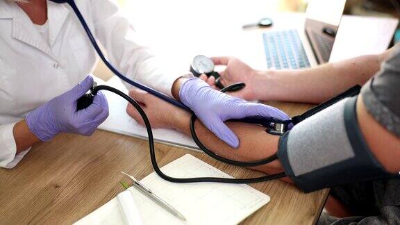 治疗师使用血压计检查病人的血压和脉搏