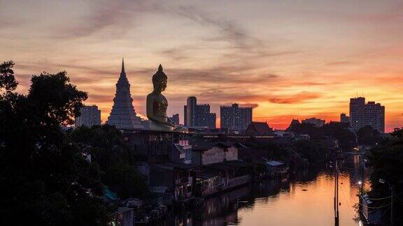 日落时分位于河边的北南PhasiCharoen寺的大佛(PhraBuddhaDhammakayaThepmongkhon)