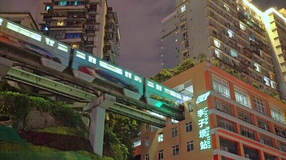 列车进入重庆李坝站