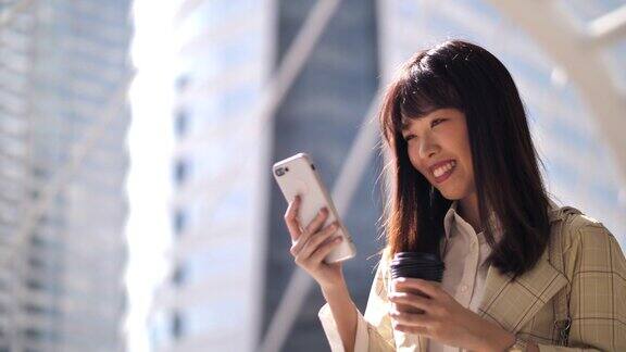 亚洲女性在城市中使用智能手机