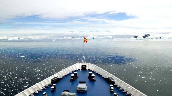 一艘游船进入南极半岛勒梅尔海峡
