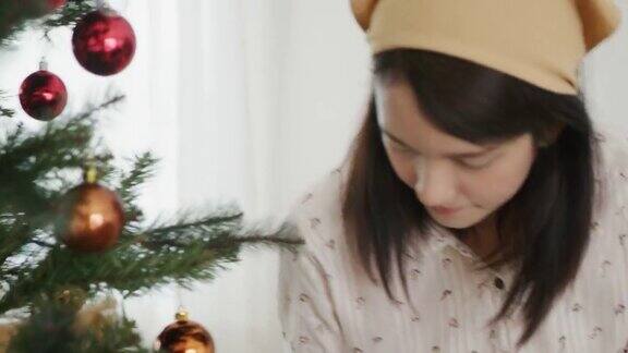 年轻女子装饰圣诞树