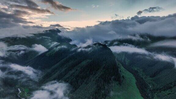 云和晨光在川西的群山中徘徊