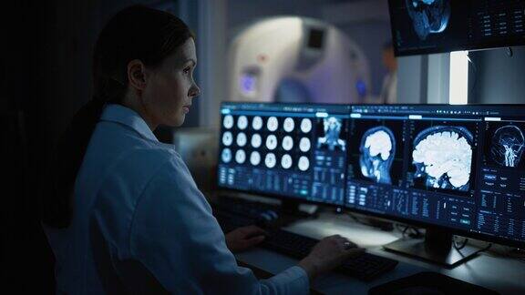 医院研究实验室:女医学家使用计算机与脑扫描MRI图像的病人在后台进行医疗过程医疗保健服务