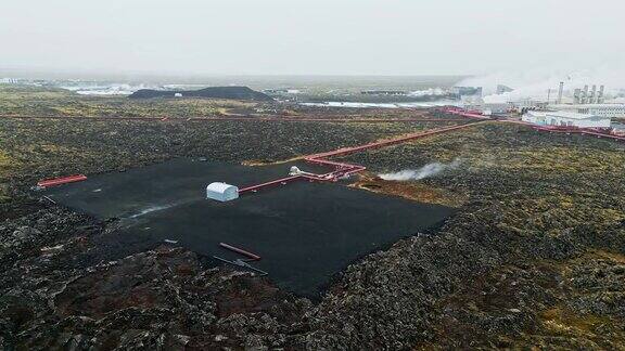 冰岛地热发电厂地面上运行的红色管道鸟瞰图