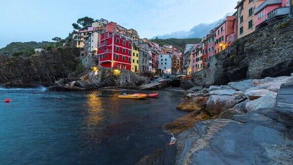 意大利利古里亚国家公园的五彩缤纷的Riomaggiore渔村