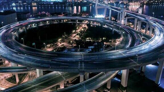 中国上海多路高速公路和立交桥夜间高峰时段的HATU交通