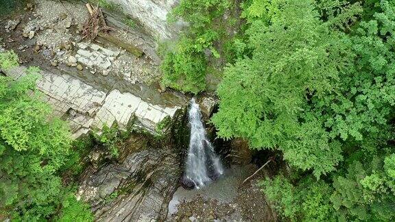 美丽的瀑布在绿色的森林俯视图