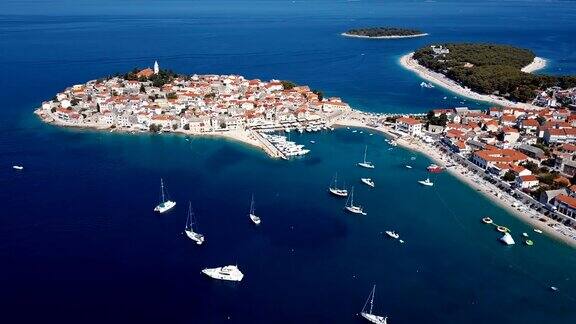 克罗地亚滨海和海滨度假小镇Primosten的航拍全景