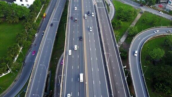 高速公路立交鸟瞰图繁忙的城市交通在道路上超速行驶