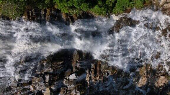 泰国清迈省北部DoiInthanon国家公园雨季梅亚瀑布的全景4k慢动作视频