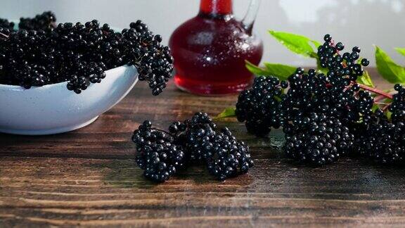 黑莓酊剂成熟的接骨木果顺势疗法的浆果治疗草药治疗茶