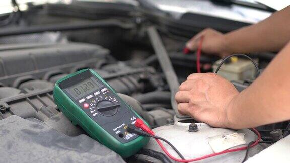汽车修理工用仪器检查汽车的功能