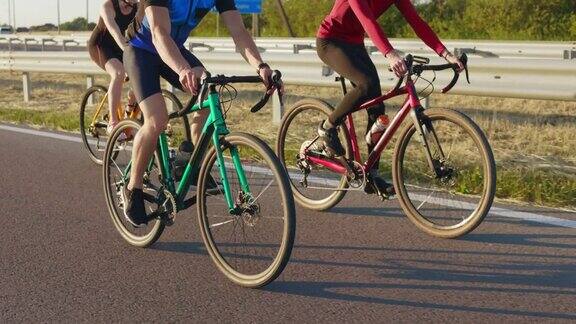 在柏油路上练习骑自行车的运动人士
