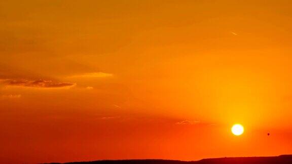 大橙色太阳落入地平线的时间流逝