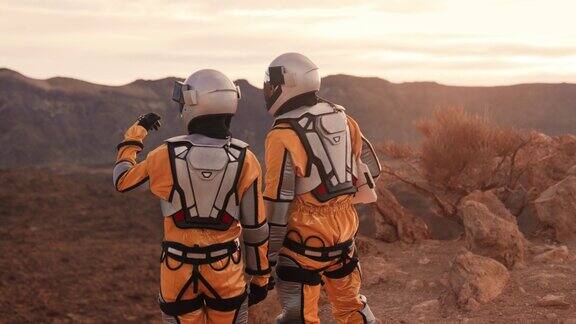 两名宇航员在火星上在一个陌生星球上观光