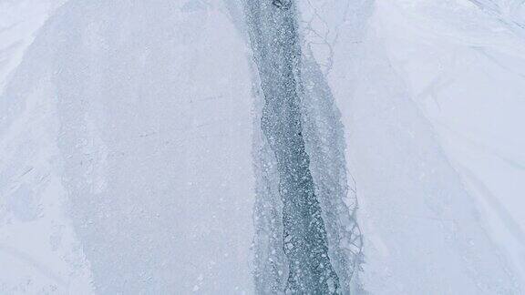 一架无人机在贝加尔湖冰面上跟踪一艘破冰船白色的雪