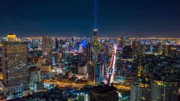 曼谷的地标性金融商业区与摩天大楼在泰国曼谷城市的晚上的超影像