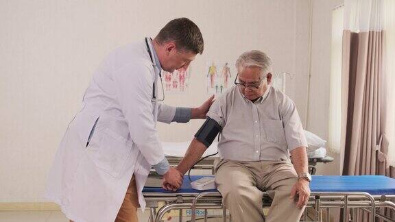 医生在医院病房急诊室床上对老年病人进行健康检查