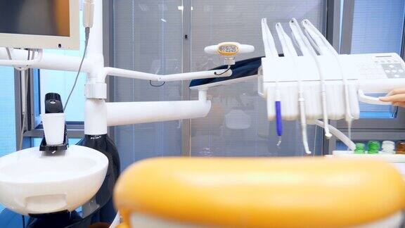 一个牙医把他的设备推到椅子旁边