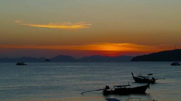夕阳下的长尾船泰国时光流逝