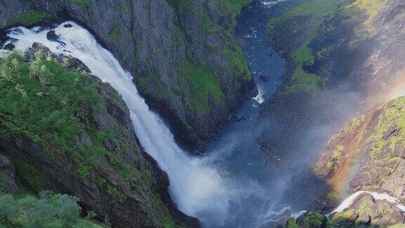 这段视频捕捉了挪威Voringfossen瀑布的宁静之美