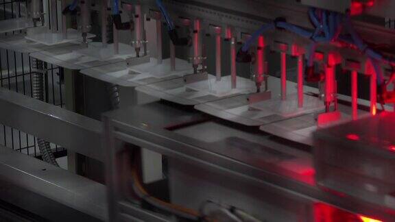 在现代光伏工厂使用激光铺设太阳能板串的工艺