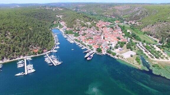 克罗地亚美丽的小镇Skradin的鸟瞰图