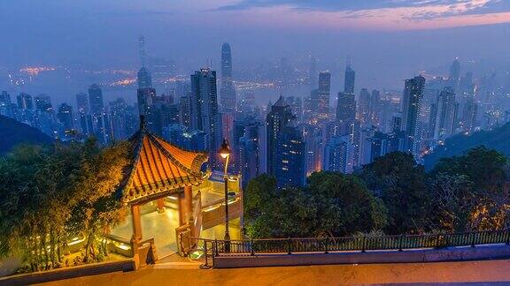 维多利亚港清晨日出时的香港城市景观