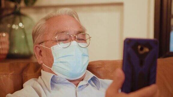 老人用智能手机对医生进行视频咨询