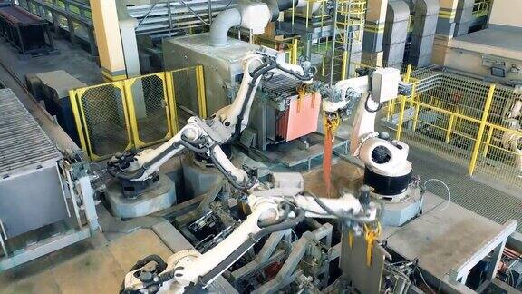 机器人正在工厂里搬运铜板