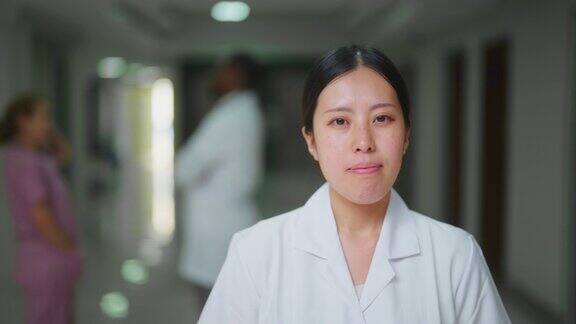 亚洲女医生在医院走廊的画像
