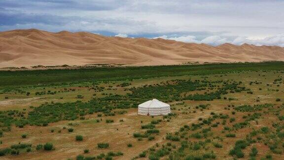 从空中俯瞰沙丘附近的蒙古包