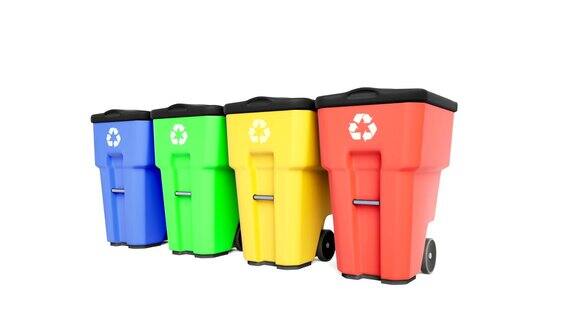 四个彩色塑料垃圾桶上面有回收标志镜头滑到垃圾桶附近放大到物体60Fps动画