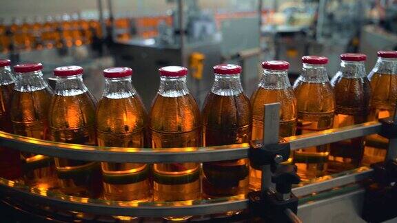 传送带果汁在玻璃瓶内的饮料厂或工厂内部工业制造生产线