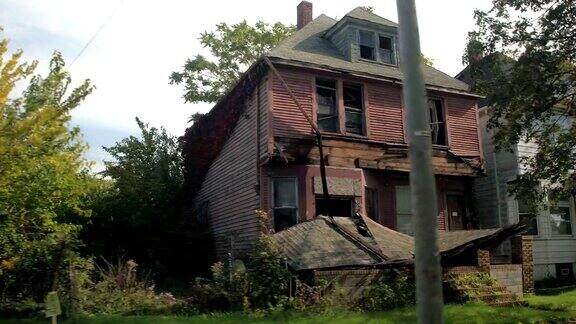 特写:在阳光明媚的美国底特律废弃的木屋和倒塌的屋顶