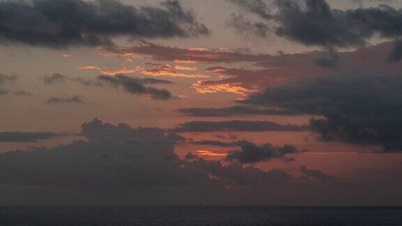 日落在贾兰山乌鲁瓦图南库塔巴厘岛-壮丽的海洋悬崖大海和海浪的时间流逝
