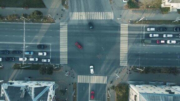 一个宽阔的十字路口在早晨汽车在城市中经过