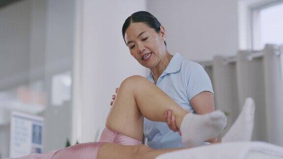 理疗膝盖疼痛和伸展与亚洲女性在温泉保健咨询和健身运动损伤训练和康复与物理治疗师为愈合运动或意外