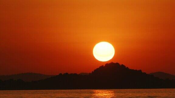 克罗地亚兹拉林岛附近亚得里亚海日落的时间流逝