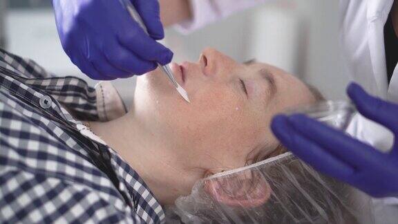 美容师用微电流抚平皱纹美容五金流程在美容诊所做脱皮、晒骨、按摩和拉皮