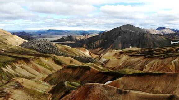 风景鸟瞰图的彩色山脉在landmanalaugar在冰岛