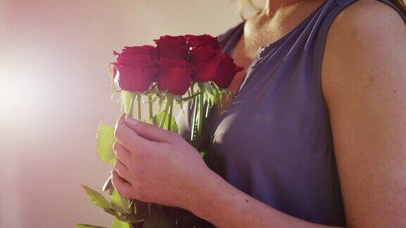 女人拿着一束红玫瑰